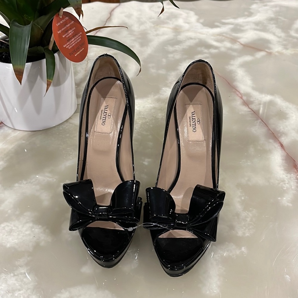 Valentino Garavani Black Patent Leather Pumps Heels Shoes Size 40 USA 9